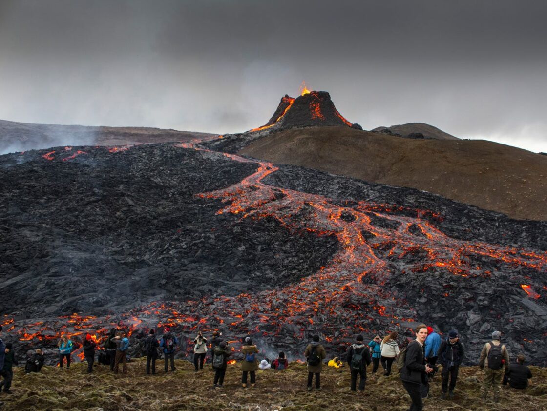 Les Images Impressionnantes De L Eruption Volcanique Qui Attire Les Foules En Islande