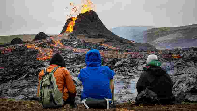 Les images impressionnantes de l'éruption volcanique qui attire les foules en Islande