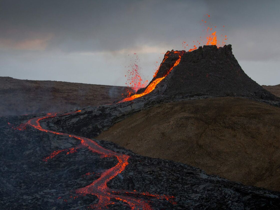 Les Images Impressionnantes De L Eruption Volcanique Qui Attire Les Foules En Islande