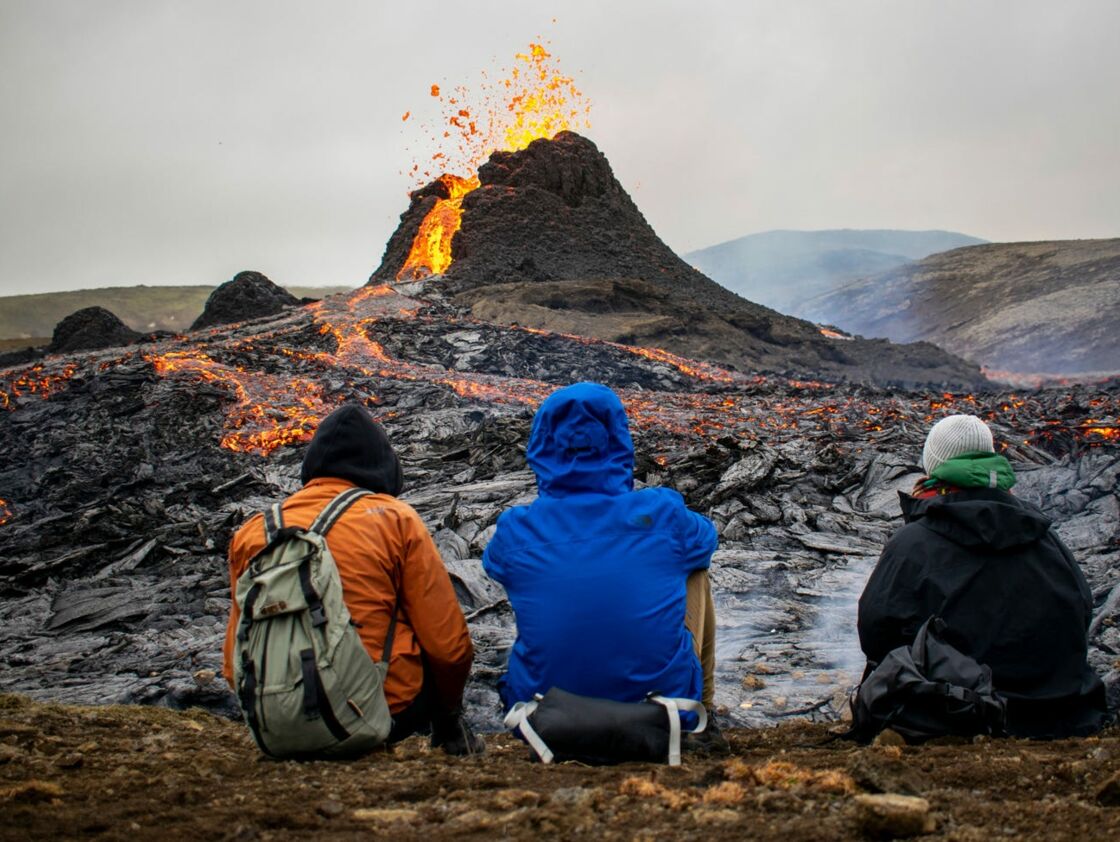 Les Images Impressionnantes De L Eruption Volcanique Qui Attire Les Foules En Islande