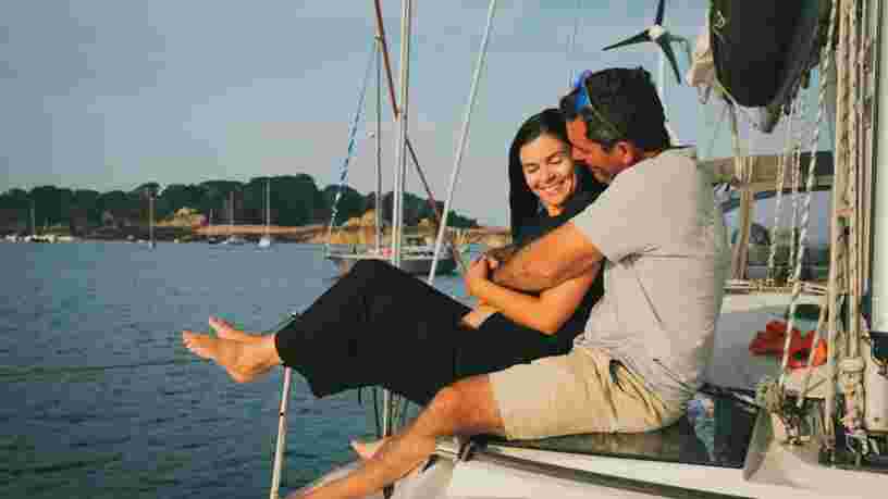 Comment ce couple a tout quitté pour naviguer à travers le monde tout en gagnant de l'argent