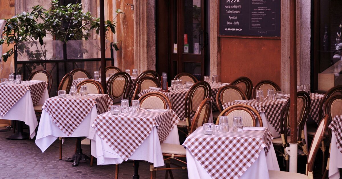 Emmanuel Macron annonce la réouverture des restaurants ‘par étapes’ entre début mai et fin juin