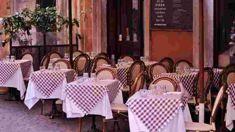 Emmanuel Macron annonce la réouverture des restaurants 'par étapes' entre début mai et fin juin