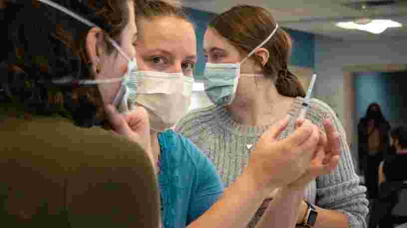 Le vaccin chinois CoronaVac réduirait davantage la mortalité que le Pfizer, selon une étude