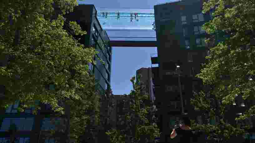 Cette nouvelle piscine suspendue dans le vide permet de nager entre deux immeubles à Londres