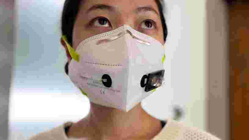 Des chercheurs ont créé un masque qui détecte la présence de Covid-19 dans votre haleine