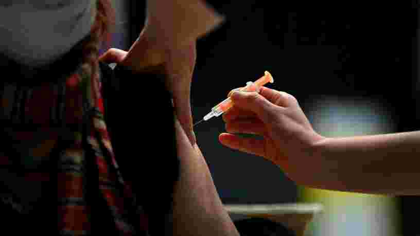 Covid-19 : les personnes infectées après avoir été vaccinées décrivent leurs symptômes légers