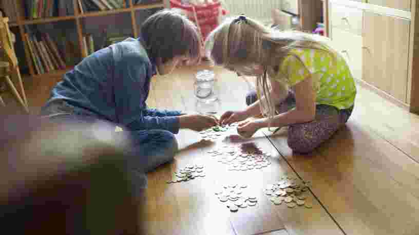 Pourquoi apprendre à vos enfants à donner de l'argent les rendra plus heureux