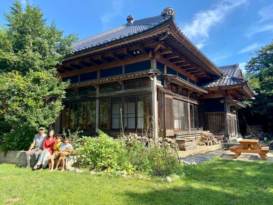 ce couple a transforme une ferme japonaise a l abandon en la maison familiale de ses reves