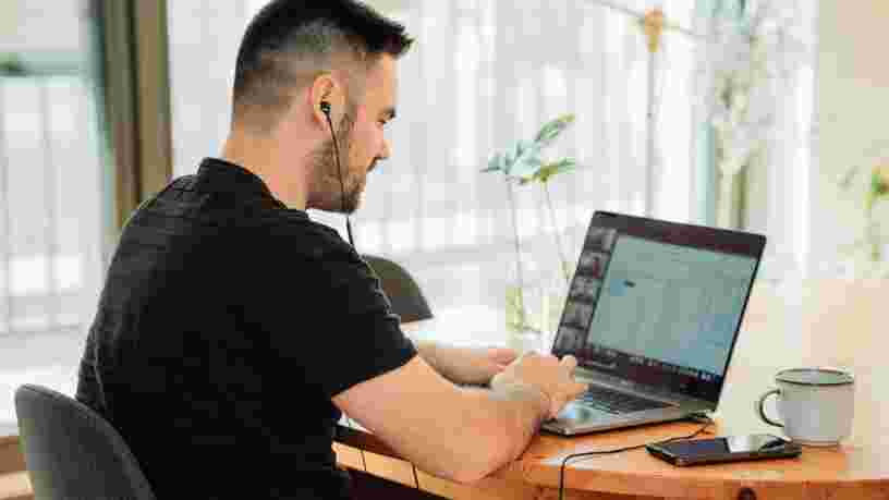 Le télétravail en demi-groupe, meilleure stratégie pour enrayer la propagation d'un virus ?