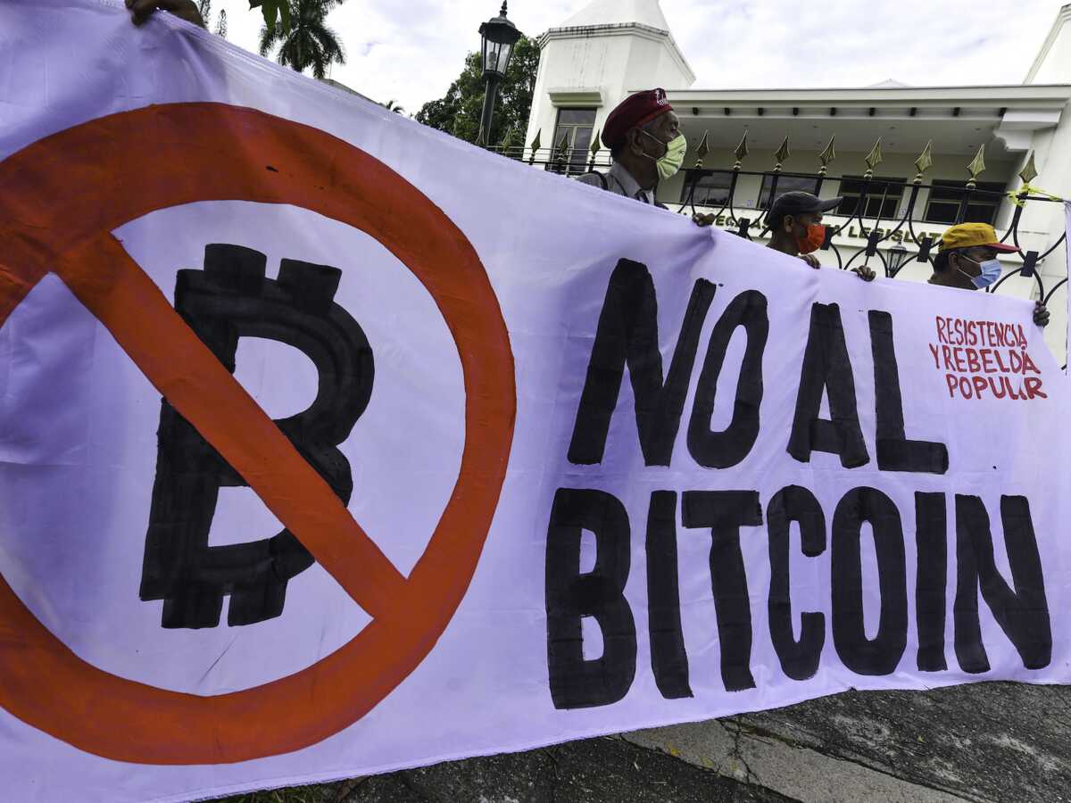 au salvador les opposants au bitcoin manifestent avant son adoption comme monnaie legale