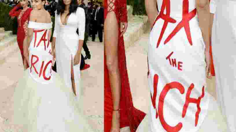 Alexandria Ocasio-Cortez s'affiche avec une robe 'Taxez les riches' au Met Gala de New York