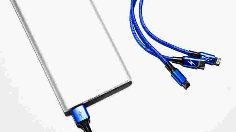 La Commission européenne projette d'imposer un chargeur universel pour les smartphones