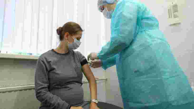 Covid-19 : les femmes enceintes transmettent les anticorps à leur bébé après un vaccin ou une infection