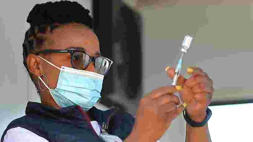 YouTube supprime plusieurs chaînes de personnalités antivax