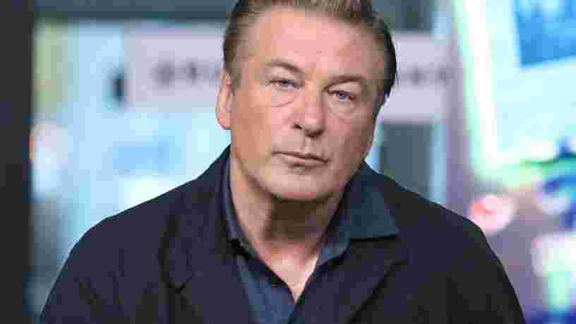 Alec Baldwin tue accidentellement un membre de l'équipe de tournage de son film "Rust"