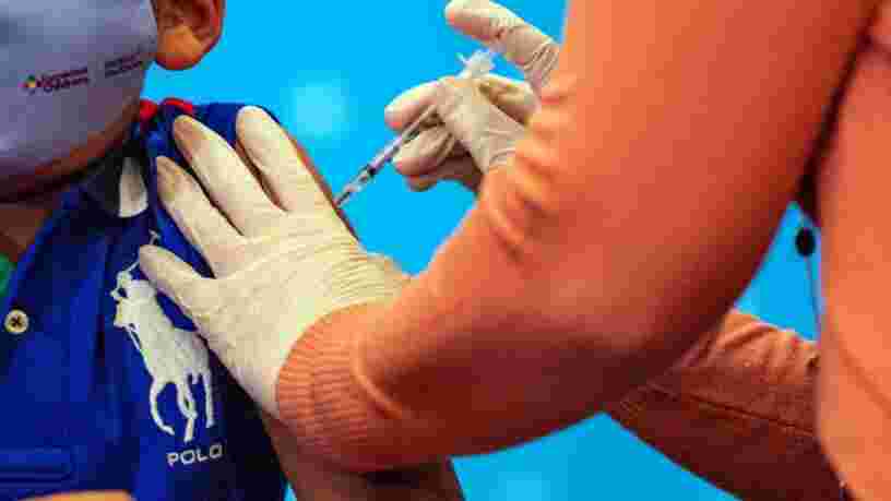 Le patron de Pfizer qualifie les antivax de "criminels"