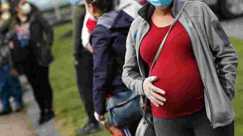 Le Covid-19 accroît le risque pour les femmes enceintes de perdre leur bébé