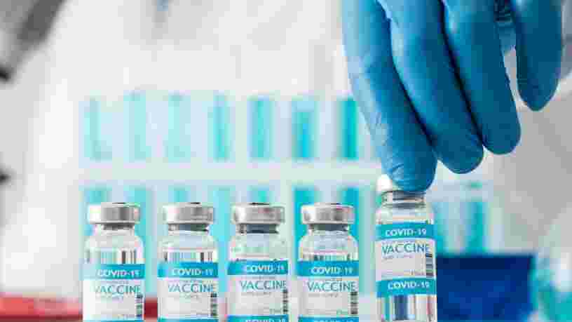 Une adaptation des vaccins au nouveau variant sud-africain est "prématurée" selon le régulateur européen
