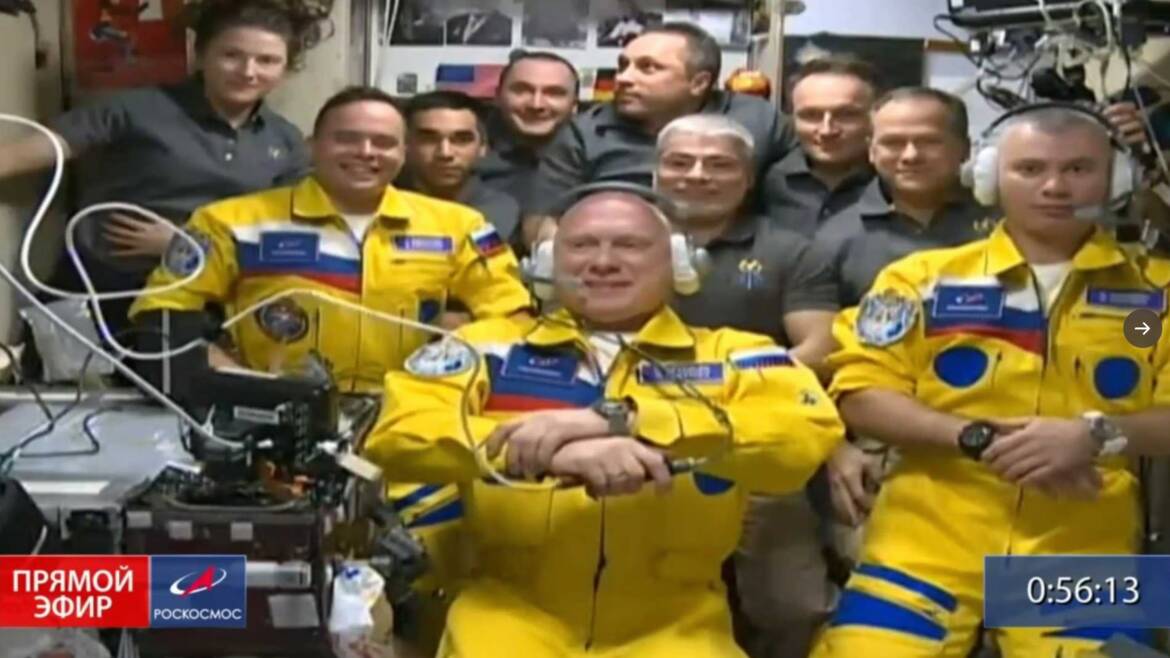 ISS : Les cosmonautes russes ont-ils voulu rendre hommage à l'Ukraine avec leur combinaison jaune et bleue ?