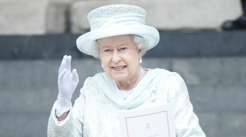 Combien d’années de règne la reine Elizabeth a-t-elle fêté en 2012 ?