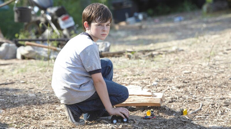 Le jeune Carl, fils de Rick, s’enfuit dans les bois (saison 2) et disparaît pendant plusieurs épisodes