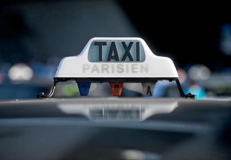 Quel est le nom du film de Jafar Panahi, dans lequel il se glisse dans la peau d’un chauffeur de taxi?