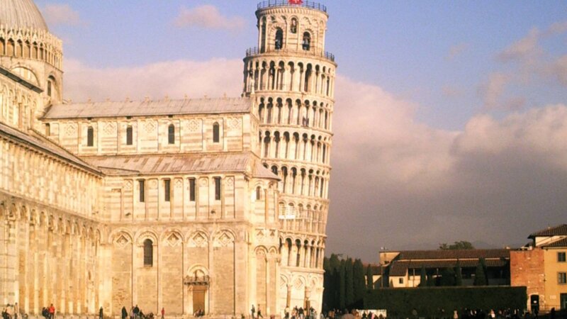 La tour de Pise est penchée, certes, mais les quatre derniers étages sont légèrement relevés dans le sens opposé. Pourquoi ?