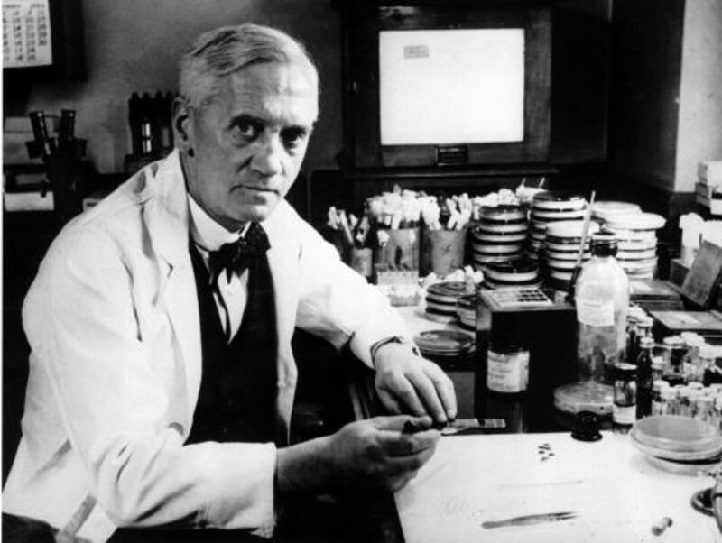 En 1928, le Britannique Alexander Fleming découvre le premier antibiotique parce qu'il a négligé :