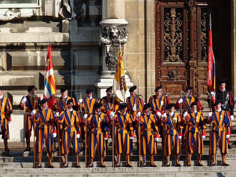 La garde suisse pontificale forme la plus petite armée du monde. Pour l'intégrer, il faut :