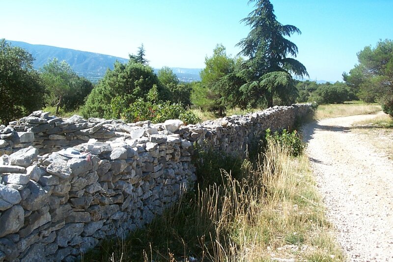 Au début du XVIIIe siècle un rempart de 27 km de long est construit dans les monts du Vaucluse. Il avait pour but de :