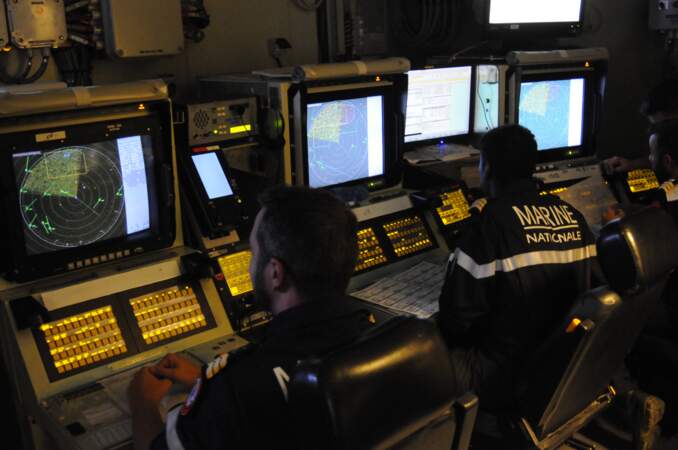 Dans le Central opérations, 12 personnes gèrent en permanence la masse d'informations qui parviennent au navire.