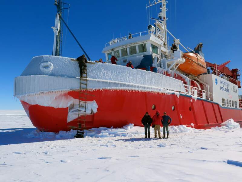 Le brise-glace "L'Astrolab" permet de rejoindre par la mer la base de Dumont d'Urville