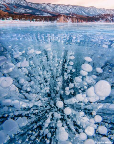En hiver, d'incroyables bulles apparaissent sous le lac Baïkal, situé en Sibérie