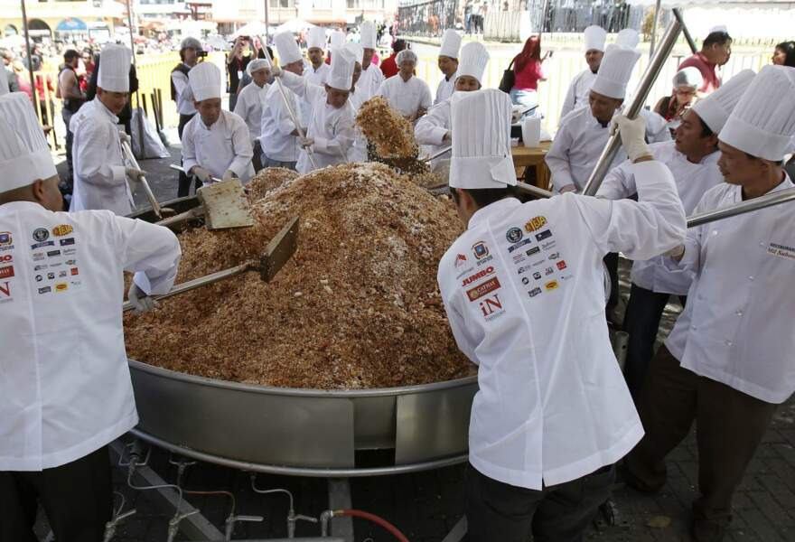 En février 2013, 52 chefs ont préparé le plus grand riz cantonnais au monde. 7000 personnes ont pu se nourrir avec.
