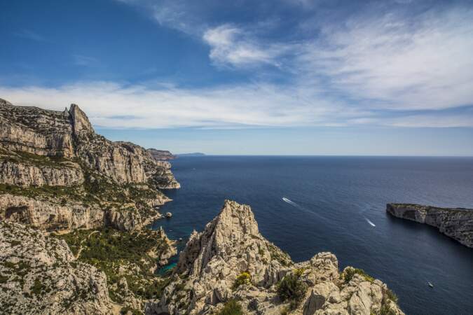 Marseille s'étend sur 57 kilomètres de côtes, dont 24 kilomètres de calanques