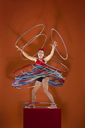 Le plus de hula hoops simultanément sur plusieurs parties du corps