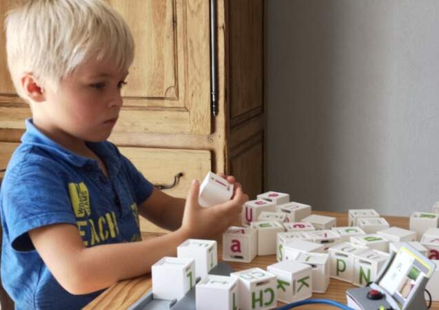 "Cubémot", un jeu avec des cubes qui parlent et des cartes connectées