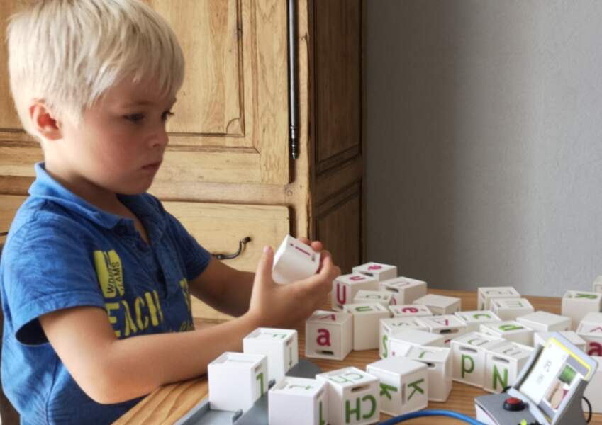 "Cubémot", un jeu avec des cubes qui parlent et des cartes connectées