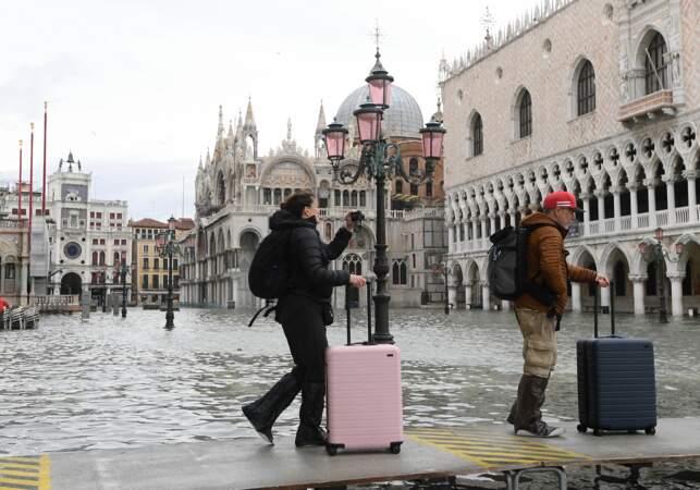 Les touristes quittent Venise comme ils peuvent 