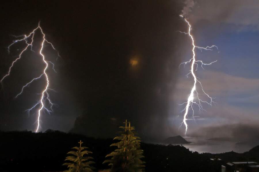 Deux éclairs dans le ciel de Batangas