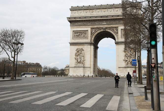 Les Champs-Élysées complètement déserts