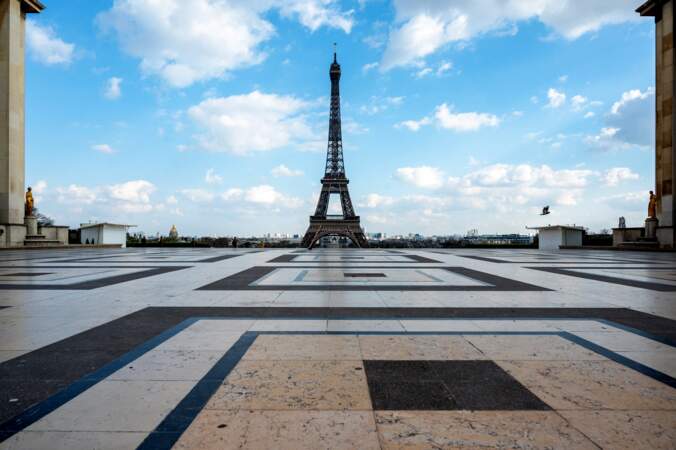 La Tour Eiffel, Paris, le 18 mars 2020, deuxième jour du confinement