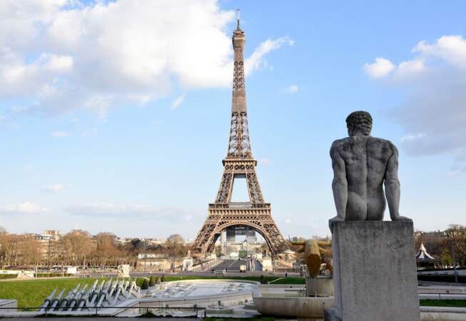 La Tour Eiffel, Paris, le 18 mars 2020, deuxième jour du confinement