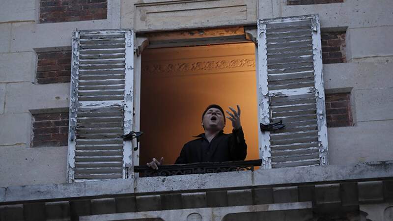 Le ténor Stéphane Sénéchal à sa fenêtre à Paris, le 24 mars 2020