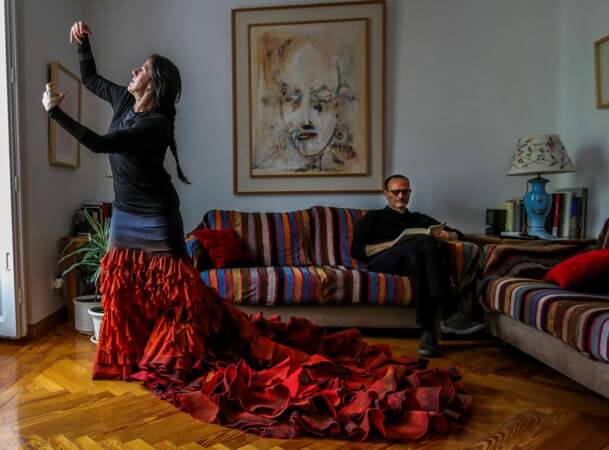 La danseuse de flamenco Maria Pages s'échauffe chez elle