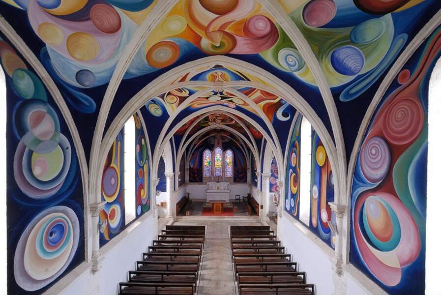 Église Notre-Dame du Menoux dont les murs sont recouverts d'une fresque de Carrasco, Indre