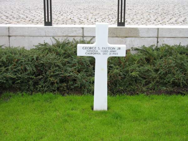 La tombe de Patton au cimetière américain du Luxembourg