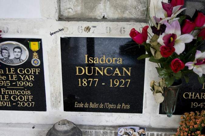 La tombe de Isadora Duncan au Père-Lachaise