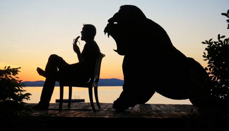 John Marshall mange une banane devant un gorille affamé